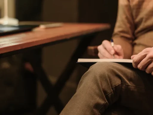 what does a screenwriter do