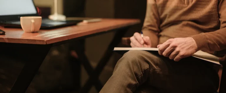 what does a screenwriter do